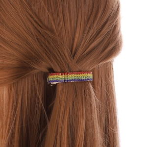 Barrette à cheveux strass arc-en-ciel avec cristaux étincelants sur base dorée