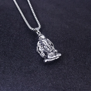 Dettaglio ravvicinato del ciondolo Ganesha vintage con catena a scatola in acciaio