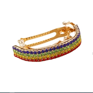 Pince à cheveux strass arc-en-ciel avec base en métal doré et fermeture à ressort