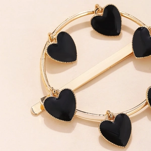 Macro di fermaglio per capelli a cerchio dorato con ciondoli a cuore neri smaltati