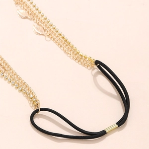 Detailansicht des Goldketten Stirnbands mit Blattanhängern, Strass und Gummiband