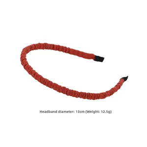 Detail of caramel fabric pleated headband with 13cm diameter and 12.5g weight specifications