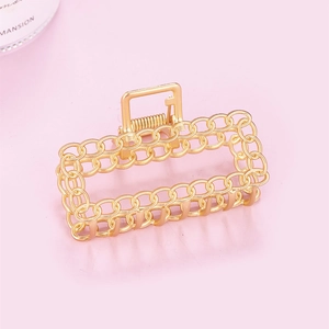 Pince à cheveux rectangulaire en métal doré avec design de chaîne ajouré élégant