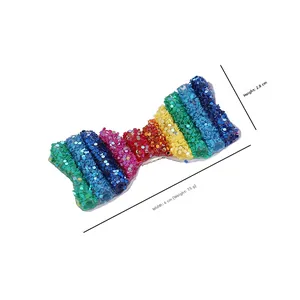 Detailansicht der Regenbogen-Pailletten-Schleife mit Maßen 6 cm Breite und 2,8 cm Höhe