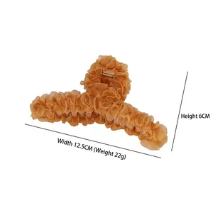 Grande pince à cheveux en organza plissé orange avec design élégant à volants