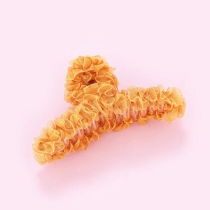 Pince à cheveux élégante en dentelle orange avec maille plissée sur fond rose