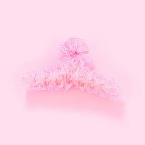 Détail de la dentelle rose et pince à cheveux transparente pour coiffure élégante