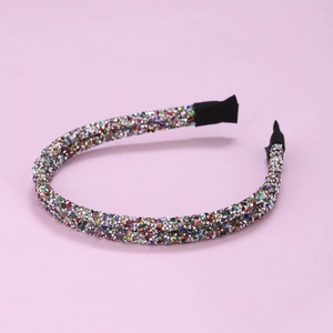 Dettaglio di strass colorati a doppia fila su un cerchietto scintillante in stile francese
