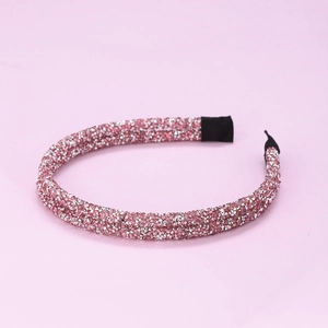 Dettaglio del cerchietto con strass rosa e argento con estremità rivestite in tessuto