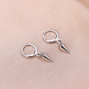 Orecchini a cerchio in argento con pendenti a punta su sfondo di raso rosa