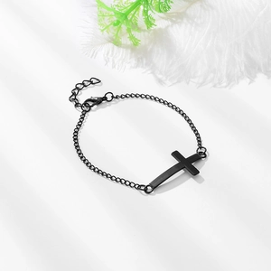 Gros plan du bracelet croix noir mat avec fermoir mousqueton et chaîne réglable