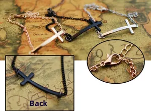 Détails des bracelets croix en or, noir et argent avec fermoirs mousquetons robustes