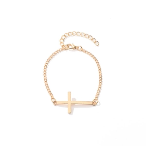Vue détaillée du bracelet croix dorée avec chaîne à maillons fins et fermoir mousqueton réglable