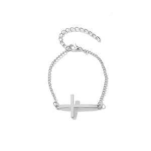 Détail du bracelet avec pendentif croix argenté et fermoir mousqueton ajustable
