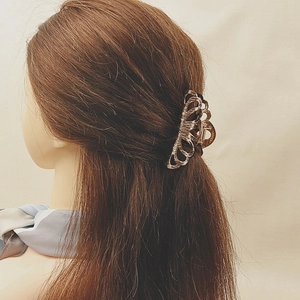Elegant gold hollow hair claw clip for women, vintage metal shark clip for hair styling