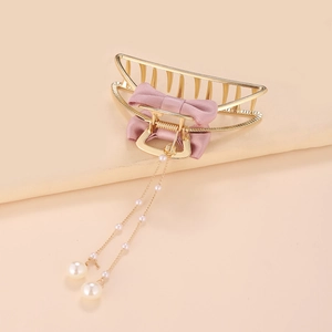 Pinza per capelli dorata con fiocco di seta rosa e nappe di perle per capelli