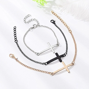 Lot de trois bracelets avec pendentif croix minimaliste en argent, noir et or rose