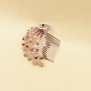 Dettaglio del pettine per capelli pavone con cristalli viola e finitura oro rosa