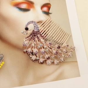 Dettaglio del pettine per capelli pavone con strass viola su uno sfondo di moda