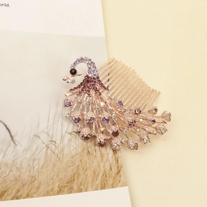 Dettaglio del pettine per capelli a pavone con strass viola e placcatura oro rosa