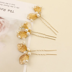 Épingles à cheveux élégantes avec feuilles dorées, perles blanches et cristaux de mariée