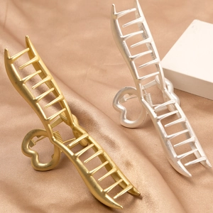 Elegantes pinzas para el cabello en metal mate dorado y plateado con diseño de corazón