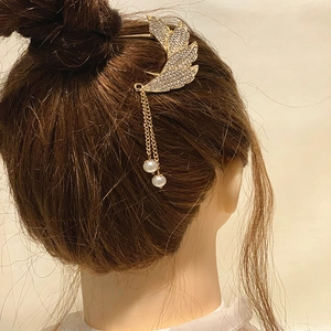 Barrette aile dorée élégante avec strass blancs et glands de perles pour chignon