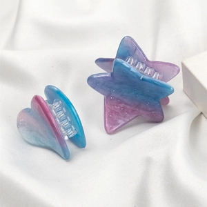 Barrettes étoile et cœur avec dégradé de couleurs et paillettes sur soie blanche