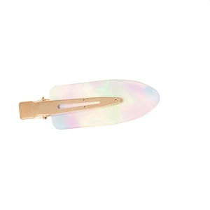 Détail de la pince à cheveux en acétate marbré macaron avec clip en métal doré