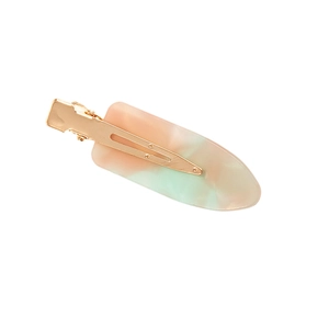 Détail d'une barrette en acétate marbré dégradé rose et vert avec support doré chic