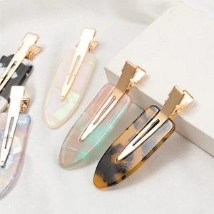 Cinq barrettes à cheveux tendance en acétate avec motifs léopard, marbre et doré