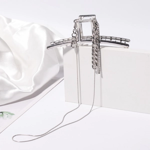 Silberne Haarklammer mit langen Kettenquasten und Metallic-Finish für elegantes Styling