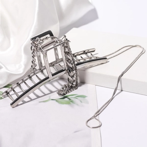 Silberne Haarklammer aus Metall mit langer Kette und Strass auf weißem Display