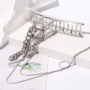 Eleganter silberner Metall-Haarklammer mit mehrlagigen Ketten und Quasten-Design