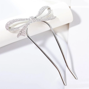 Détail d'épingle à cheveux argentée avec nœud serti de strass étincelants
