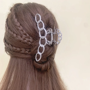 Pince à cheveux élégante en métal argenté avec design de chaîne pour femmes