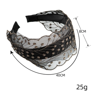 Serre-tête large en dentelle noire avec broderies dorées et bords festonnés élégants