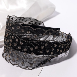 Serre-tête large en dentelle noire avec broderie dorée et bords festonnés en vue latérale