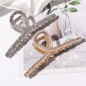 Elegante Haarklammern aus Metall mit Strass und Perlen für stilvolle Frauenfrisuren