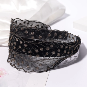 Serre-tête large en dentelle noire avec broderie de feuilles dorées et bords ondulés