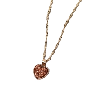 Elegante goldene Kette mit glitzerndem herzförmigem Anhänger aus Roségold-Kristall