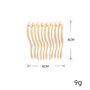 Détail d'un peigne en métal doré de 4cm avec perles blanches et poids spécifié