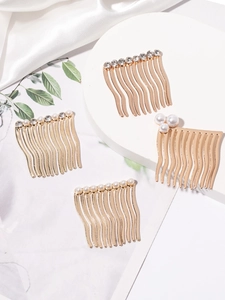 Vue détaillée de quatre peignes à cheveux dorés avec strass et perles blanches