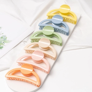 Pince à Cheveux Mate Crème Grande Griffe de Requin Évidée Élégante Accessoires de Cheveux en Plastique Couleur Unie pour Femme