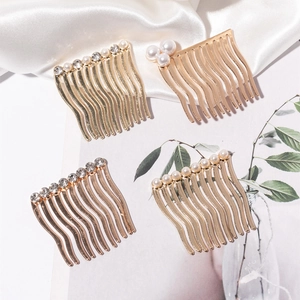 Peigne à Cheveux Élégant en Alliage Doré Avec Künstliche Perles d'Imitation Strass Dents Ondulées Peigne à Insérer Antidérapant pour Femme Coiffure Fête