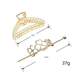 Goldene hohle Haarklammer mit Kette und dreifacher Herz-Haarnadel Set für Damenfrisuren
