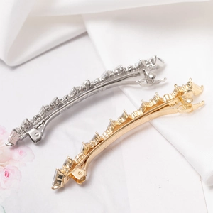 Barrettes élégantes en or et argent avec strass rectangulaires sur tissu en soie blanche