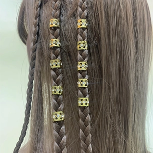 Anneaux dorés pour dreadlocks avec cœurs ajourés et cristaux pour tresses de luxe