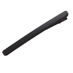 Pince à cheveux bec de canard noir mat avec design antidérapant sur fond blanc