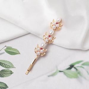 Épingle à cheveux fleurie avec perles blanches et strass violets sur base dorée